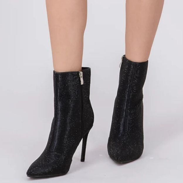 Botines Negros con Tacones de Aguja